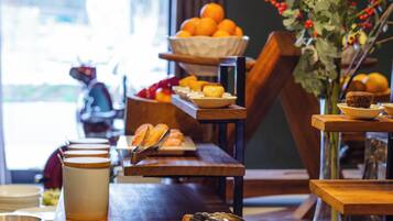 Tägliches Frühstücksbuffet gegen Gebühr