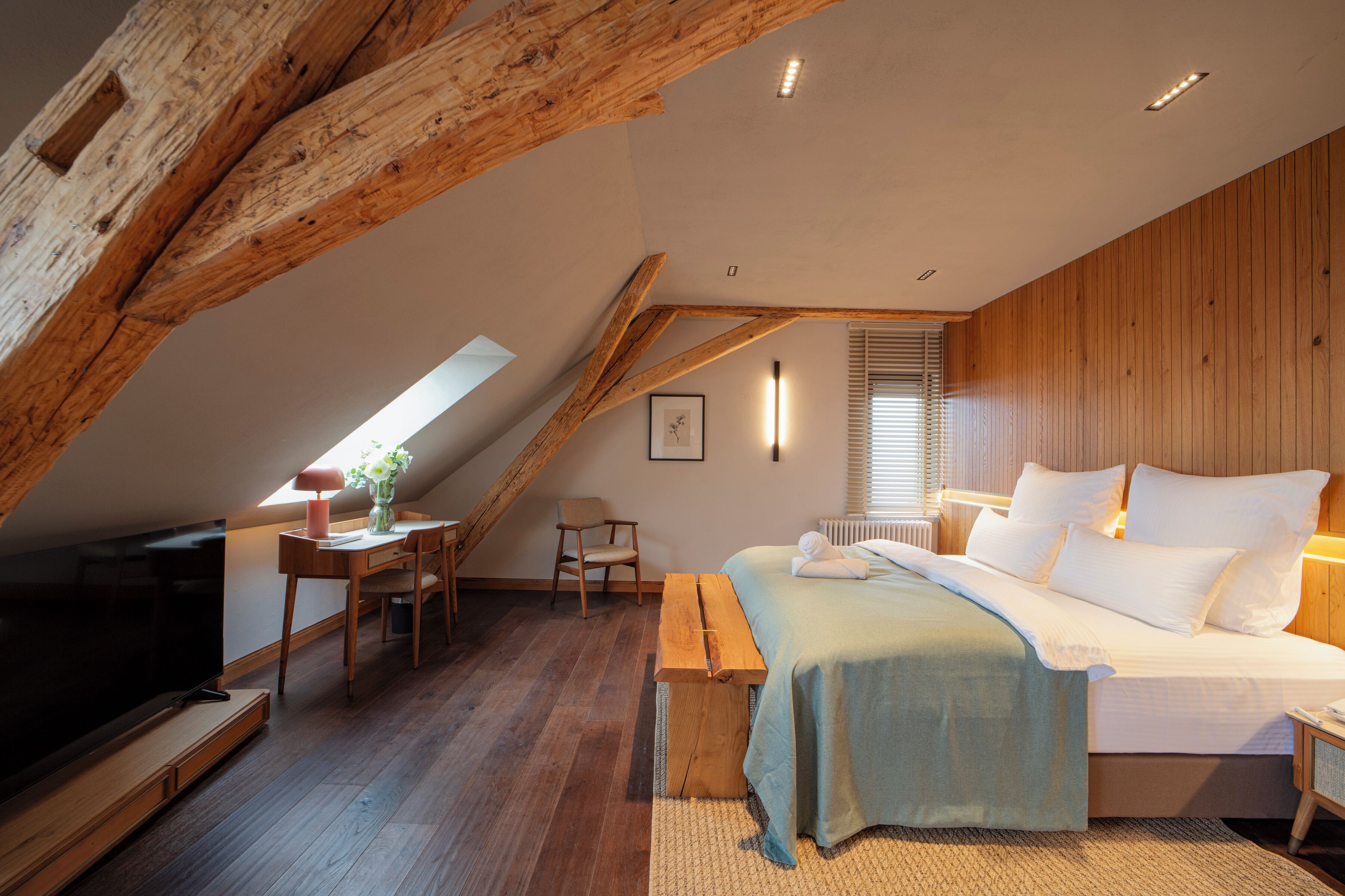 Dobbelt- eller tomannsrom – junior | Sengetøy av topp kvalitet, safe på rommet og skrivebord