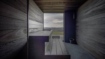 Sauna, hot tub, steam room, 2 treatment rooms, massages