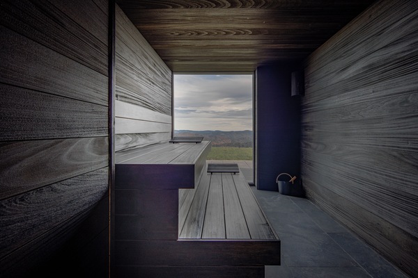 Sauna, hot tub, steam room, 2 treatment rooms, massages