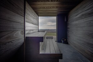 Een sauna, een bubbelbad, een stoombad, 2 behandelingskamers