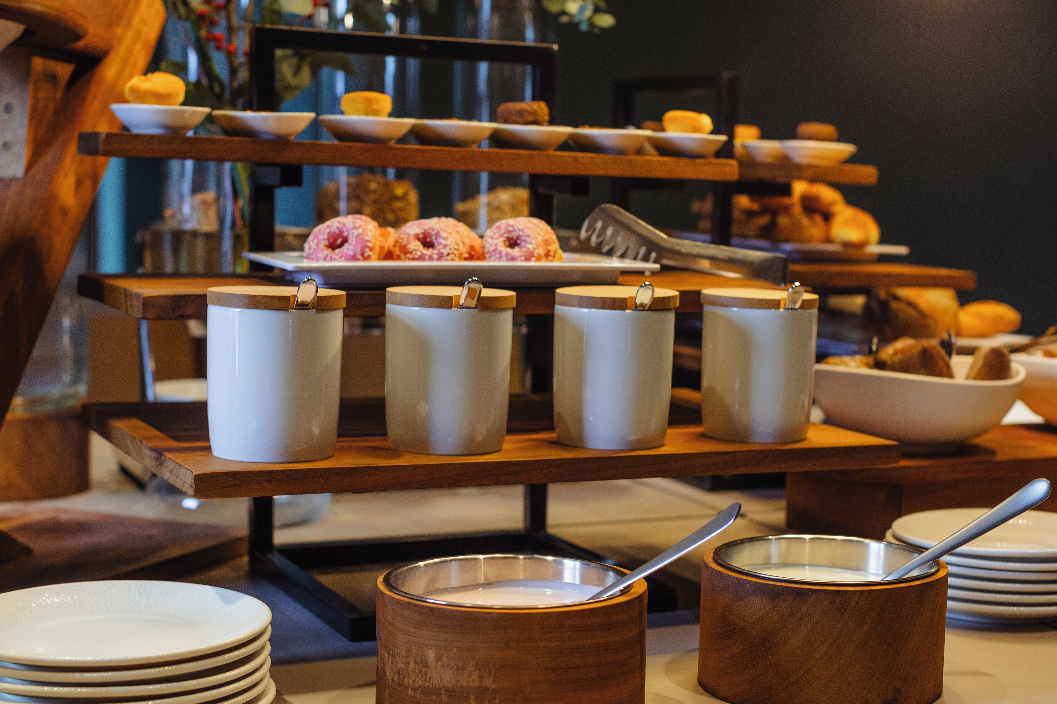 Un buffet avec de nombreux plats, saladiers et ustensiles de service.