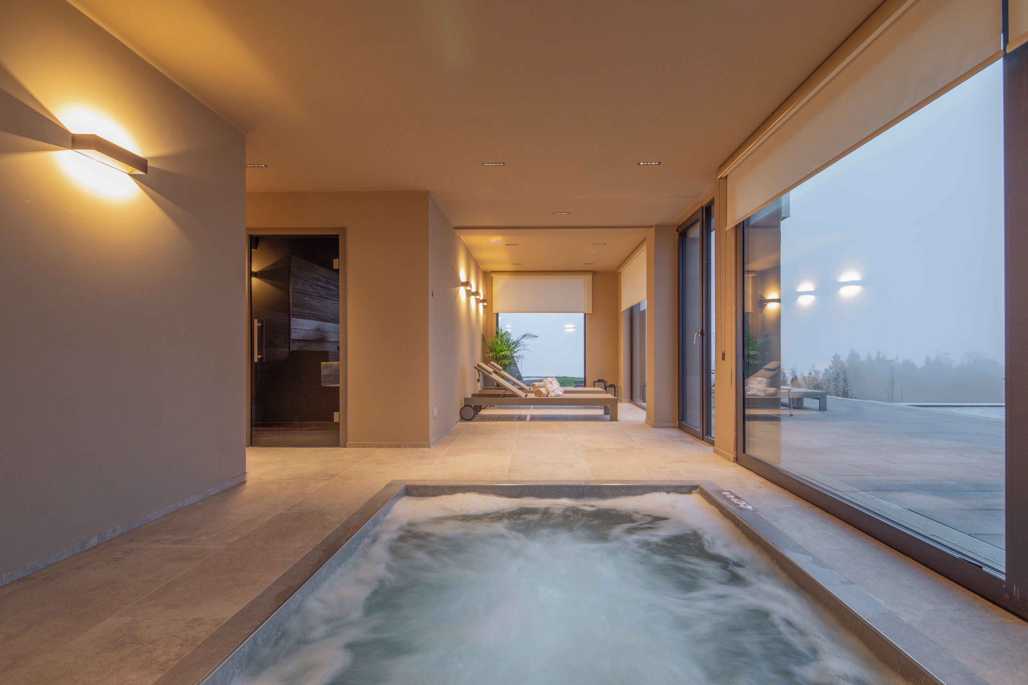 Sauna, hot tub, steam room, 2 treatment rooms, massages