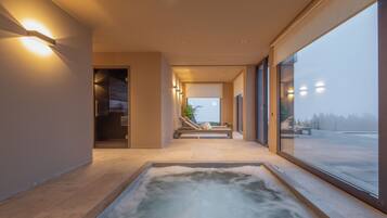 Sauna, hot tub, steam room, 2 treatment rooms, massages