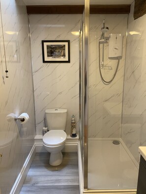Dusche, Haartrockner, Handtücher, Seife