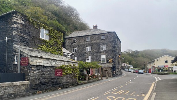 Un bâtiment en pierre avec une enseigne indiquant « Boscastle Pottery ».