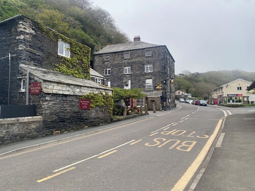 2 bedroom cottage: private parking, by harbour, pubs. Boscastle - North Cornwall
