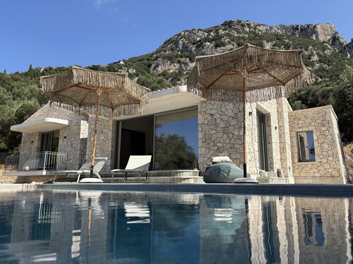 Stylish hideaway - pool, view, close to the beach