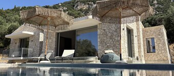 Stylish hideaway - pool, view, close to the beach