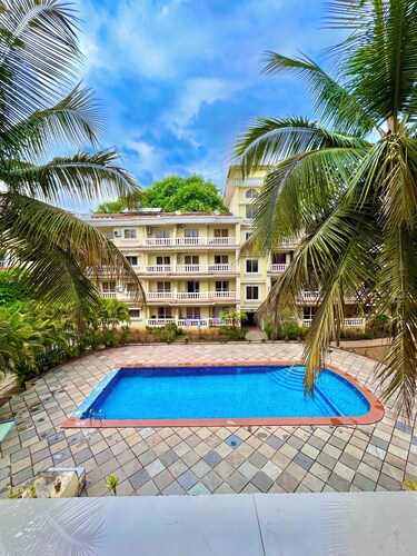 Azure - 5 min walk to Varca beach