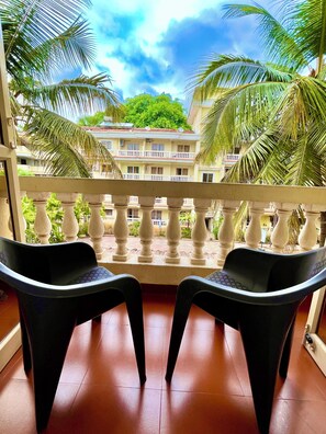 Property grounds - Azure - 5 min walk to Varca beach (Goa)