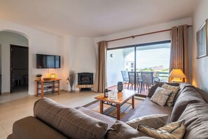 TV - Cozy Apartment with Pool in São Rafael, Albufeira (Albufeira)