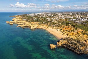 Sun loungers, beach towels - Cozy Apartment with Pool in São Rafael, Albufeira (Albufeira)