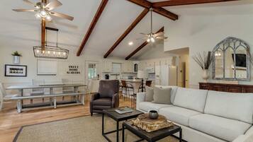 Télévision, jeux vidéo, baby-foot, espaces bureaux