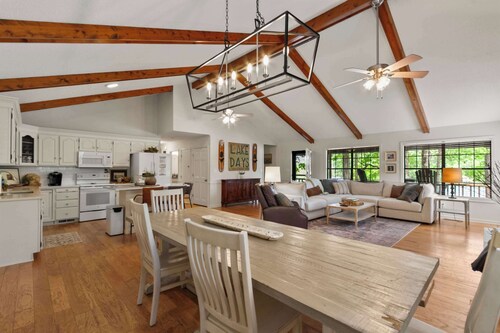 Grandview Lakeside Retreat -Close to UA-5BR-Game Room