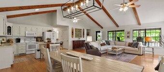 Grandview Lakeside Retreat -Close to UA-5BR-Game Room