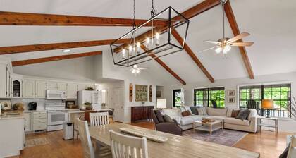 Grandview Lakeside Retreat -Close to UA-5BR-Game Room