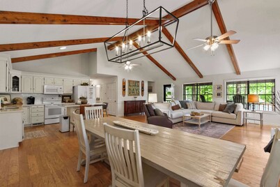 Grandview Lakeside Retreat -Close to UA-5BR-Game Room