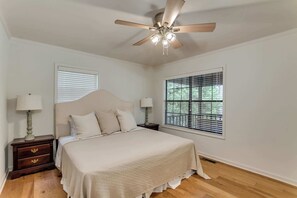 5 slaapkamers, een bureau, een strijkplank/strijkijzer, reisbedje