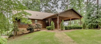 Chic Lakeside Hideaway-Close to UA-5BR-Game Room