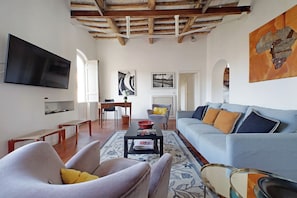 Appartement (3 Bedrooms) | Coin séjour | Télévision