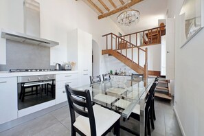 Lejlighed (3 Bedrooms) | Privat køkken | Mikrobølgeovn, kogeplade, opvaskemaskine, espressomaskine