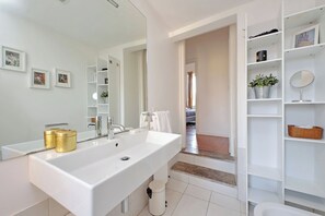 Lejlighed (3 Bedrooms) | Badeværelse | Bruser, bidet