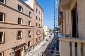 Um edifício de vários andares com uma rua estreita entre os edifícios.