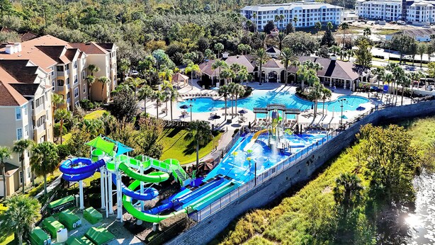 Ein Resort mit großem Schwimmbad, Wasserrutschen und mehreren Gebäuden.