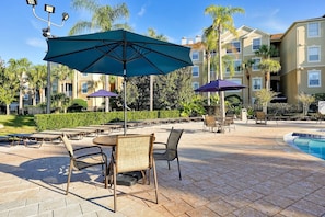 Outdoor dining - Spacious Family Condo - Garden View - 2 Miles from Disney (Kissimmee)