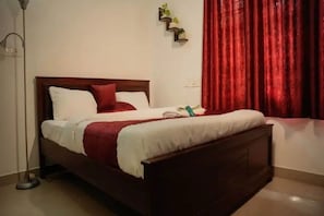 Tabla de planchar con plancha, wifi y ropa de cama