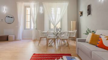 ์ํํธ | 2 ๊ฐ์ ์นจ์ค