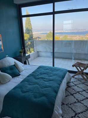 6 bedrooms, iron/ironing board, WiFi, bed sheets