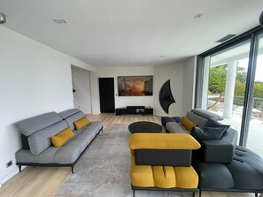 Smart TV, fireplace