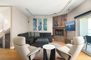 Televisie, een open haard en een kantoor