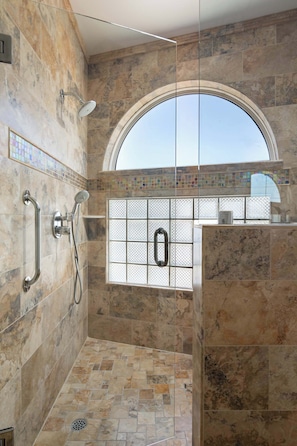 Douche, séchoir à cheveux, serviettes fournies