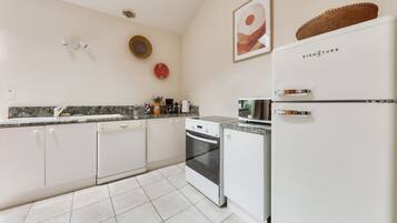 Réfrigérateur, micro-ondes, four, lave-vaisselle