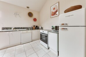 Geladeira, micro-ondas, fogão, lava-louças