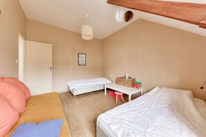4 bedrooms, iron/ironing board, free WiFi