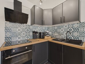 Réfrigérateur, micro-ondes, four, cafetière/bouilloire