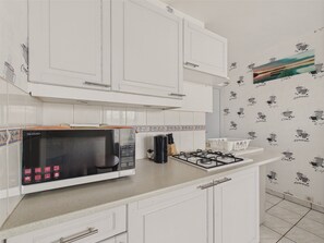 Een koelkast, een microgolfoven, een oven