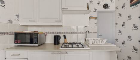 Geladeira, micro-ondas, fogão, cafeteira/chaleira