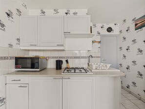 Kühlschrank, Mikrowelle, Ofen, Wasserkocher mit Kaffee-/Teezubehör