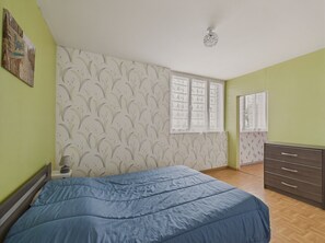 1 slaapkamer, een strijkplank/strijkijzer