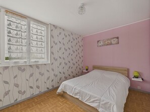 1 habitación y tabla de planchar con plancha 