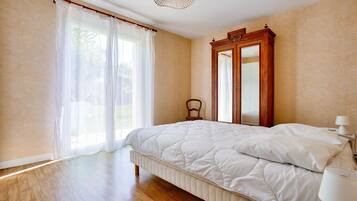 2 bedrooms, iron/ironing board, free WiFi