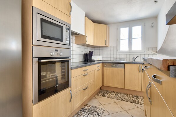 Kylskåp, mikrovågsugn, ugn och diskmaskin