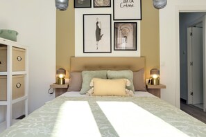 2 bedrooms, iron/ironing board, WiFi, bed sheets - Apartment 2 in Ronda Sant Pau (Barcelona)