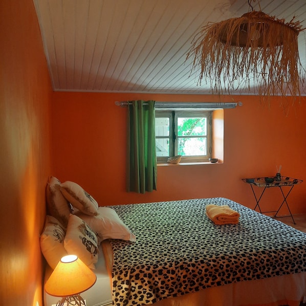 4 bedrooms, iron/ironing board, free WiFi, bed sheets