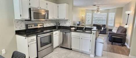 Refrigerador, microondas, horno, placa de cocina